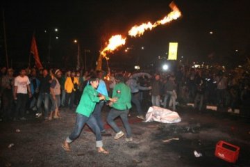 Baliho caleg juga jadi sasaran pengunjuk rasa