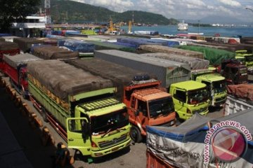 Antrean truk barang di Merak hingga empat kilometer