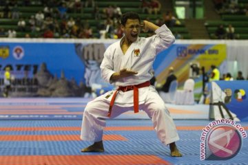Atlet kata karate DKI Jaya latihan fisik