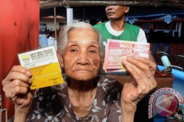 Tinjau penyaluran BLSM, Hatta diserbu warga