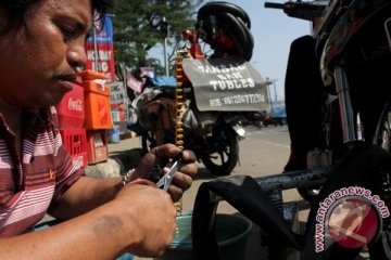 Tambal ban gratis di Pos Operasi Lilin Intan 2017