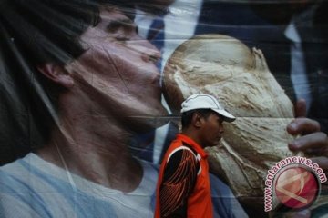 Maradona cuma melambaikan tangan