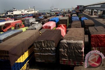 Antrean truk padati dermaga Pelabuhan Merak