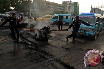 BERSIHKAN SISA UNJUK RASA