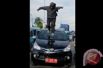 AKSI TAHAN MOBIL DINAS