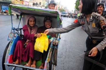 POLISI BAGIKAN TAKJIL