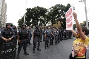 Polisi dan pegunjuk rasa berseteru dekat Rio Maracana