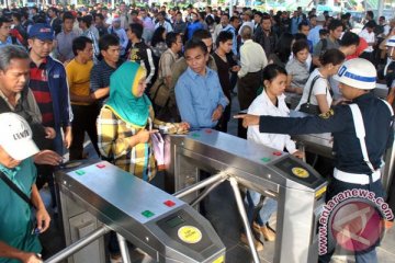 Penumpang kereta api melonjak hari kedua Lebaran