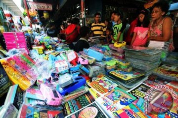 Masyarakat Palembang memburu alat tulis