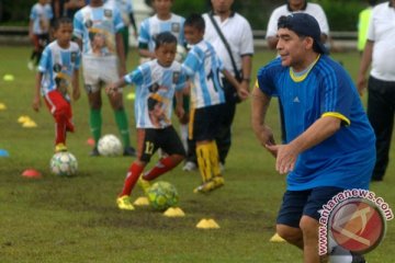 Maradona membela diri perihal gerakan tidak sopannya