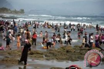 Libur cuti bersama, wisatawan padati Pantai Palabuhanratu