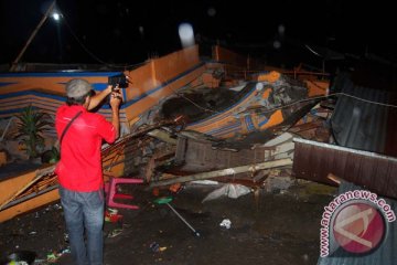 Sejumlah rumah roboh akibat gempa Aceh