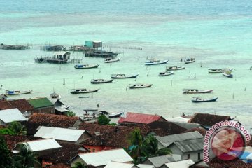 Puluhan wisatawan masih tertahan di Pulau Karimunjawa