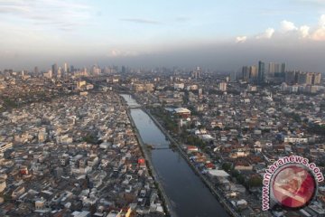 Petugas alihkan lalin saat normalisasi Kali Grogol