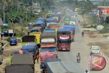 Jalinsum Waykanan dipadati kendaraan pemudik arah Palembang