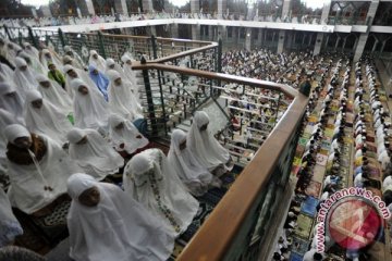 Sebagian umat Islam Makassar jalani terawih