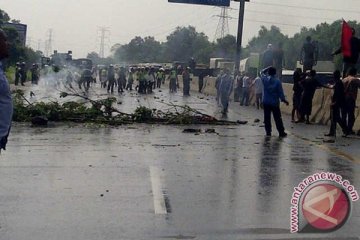 Pengunjukrasa di jalan tol bubar setelah dilobi polisi