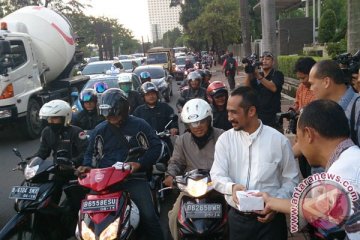 Ketua KPK bagi takjil di pinggir jalan