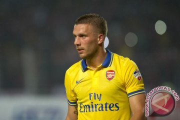 Penyerang Arsenal Podolski absen hingga 10 minggu