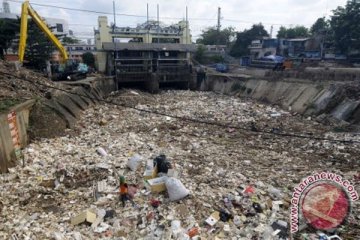 Penjaga pintu air Manggarai pantau banjir setiap 30 menit