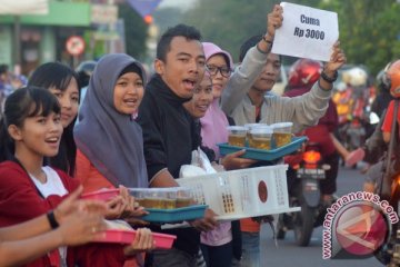 Masjid Salman ITB bagi 1.500 takjil Ramadhan