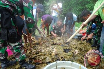 Warga perbatasan Papua rayakan Natal dengan bakar batu bersama