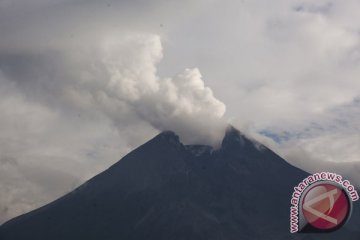 Merapi erupsi kecil semburkan asap 2 km