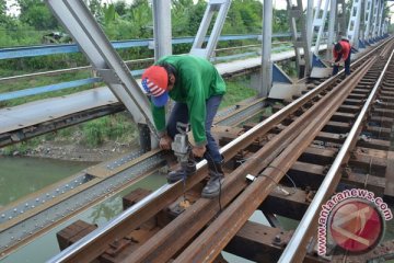 Petugas temukan baut bantalan rel kereta terlepas