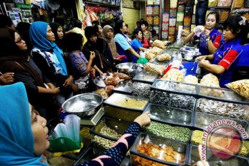 Toko-toko di Pasar Jatinegara masih tutup