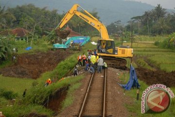 Jalur kereta di Tasikmalaya longsor