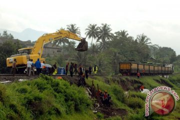 Jalur KA selatan kembali normal