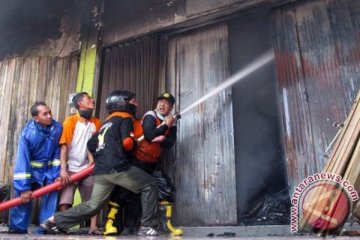 Damkar masih lakukan pemadaman api di Cianjur