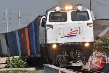 Separuh perlintasan kereta api di Semarang ditutup