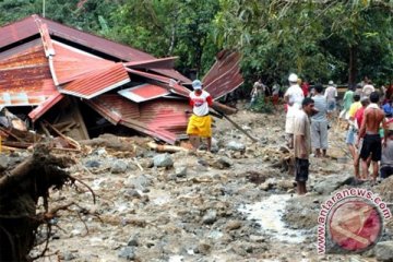 Belasan warga di Ambon tertimbun longsor