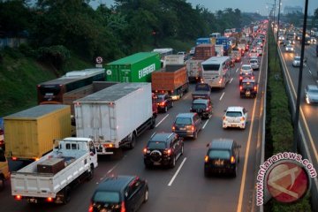 Kendaraan bertonase berat dominasi tol Jakarta-Cikampek
