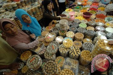 Warga ramai beli kue kering jelang Lebaran