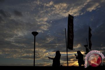 NGABUBURIT DI PANTAI LOSARI