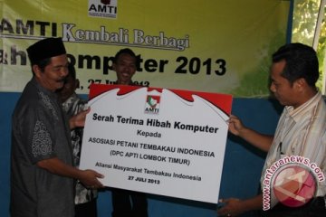Serahkan komputer hibah AMTI kepada APTI di NTB