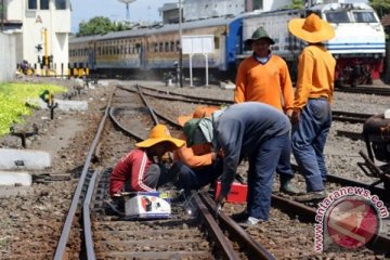 Perlintasan kereta api tanpa perlintasan dijaga polisi