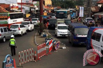 Gerbang tol Cikampek-Simpang Jomin padat