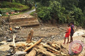 Jembatan di jalan lintas tengah Sumatera terputus