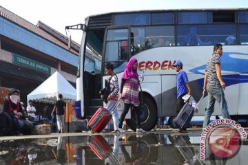 Ratusan pemudik padati terminal Kampung Rambutan saat Lebaran