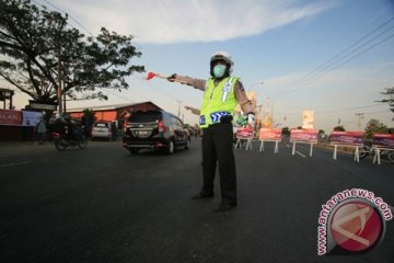 Truk nekat melintas jalur mudik, polisi pun menilang