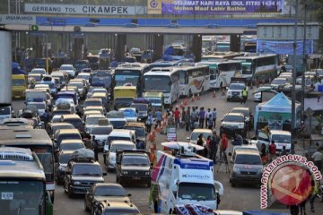 Arus menuju tempat istirahat tol Jakarta-Cikampek tersendat