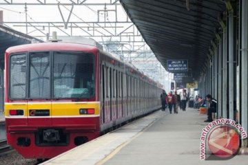 Penumpang terlantar di stasiun Depok Baru