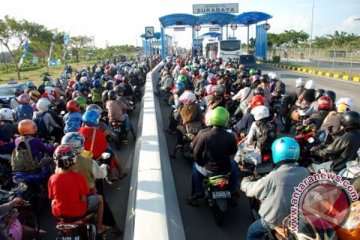 Jembatan Suramadu dipadati kendaraan pada libur Waisak