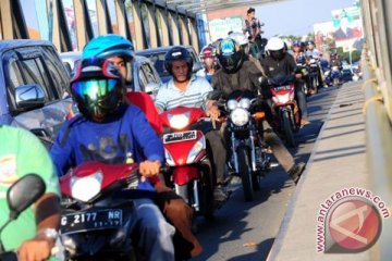 Sepeda motor mendominasi melintas di jalur Cianjur