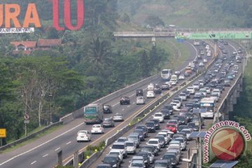 Ribuan kendaraan "mengular" di jalan Tol Cipularang