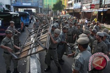 Satpol PP tertibkan bangunan liar di bantaran Kali Mampang