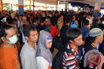 Ribuan penumpang terlantar di Pelabuhan Bakauheni